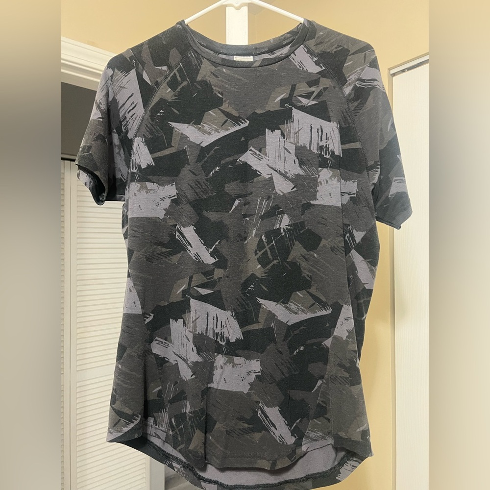 Men’s Gymshark shirt. Size medium. Very good condition.